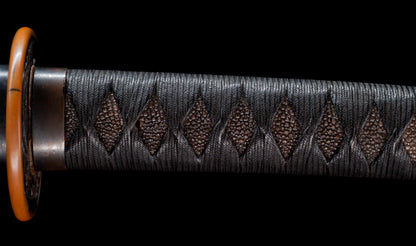 Katana antiguo japonés de la época Muromachi con nakago suriage, saya con laca ishime y kojiri de cuerno calado tipo inome