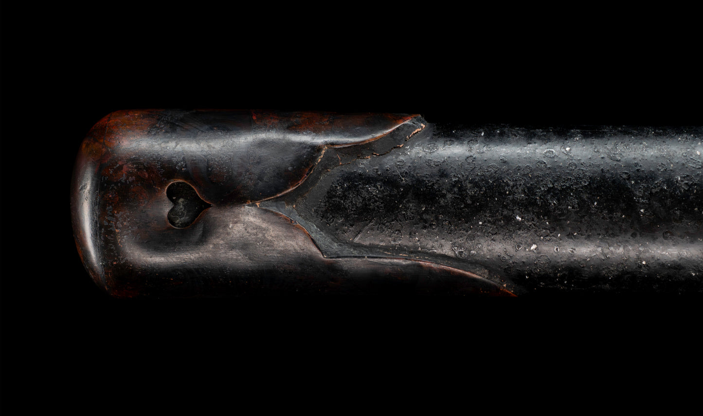 Katana antiguo japonés de la época Muromachi con nakago suriage, saya con laca ishime y kojiri de cuerno calado tipo inome