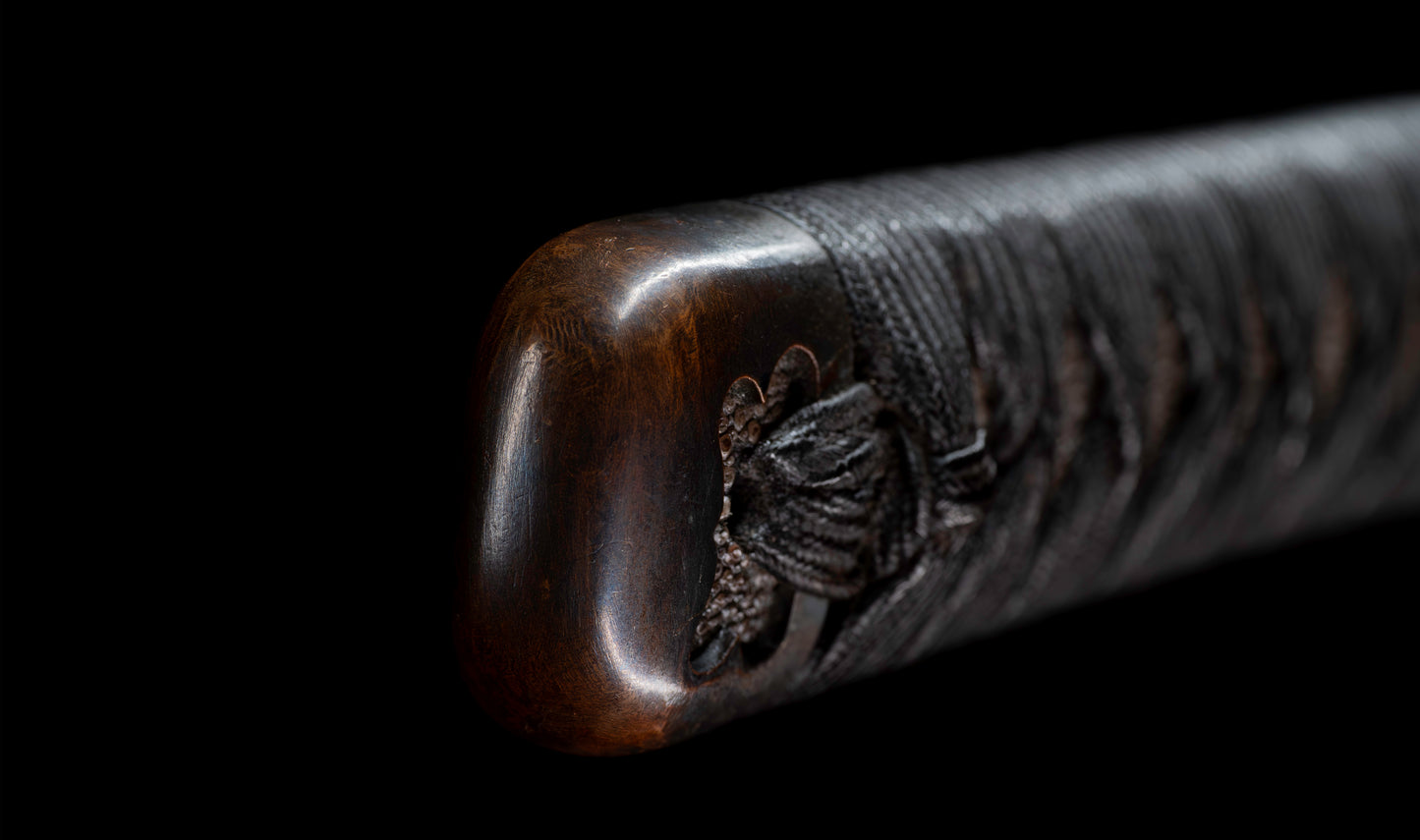 Katana antiguo japonés de la época Muromachi con nakago suriage, saya con laca ishime y kojiri de cuerno calado tipo inome