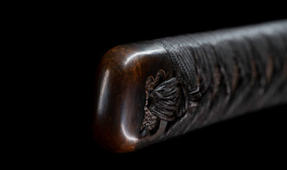 Katana antiguo japonés de la época Muromachi con nakago suriage, saya con laca ishime y kojiri de cuerno calado tipo inome