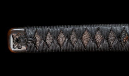 Katana antiguo japonés de la época Muromachi con nakago suriage, saya con laca ishime y kojiri de cuerno calado tipo inome