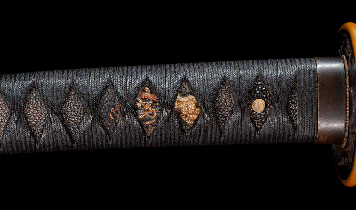 Katana antiguo japonés de la época Muromachi con nakago suriage, saya con laca ishime y kojiri de cuerno calado tipo inome