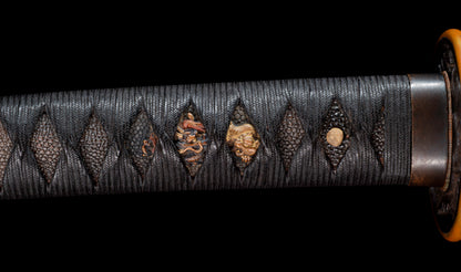 Katana antiguo japonés de la época Muromachi con nakago suriage, saya con laca ishime y kojiri de cuerno calado tipo inome