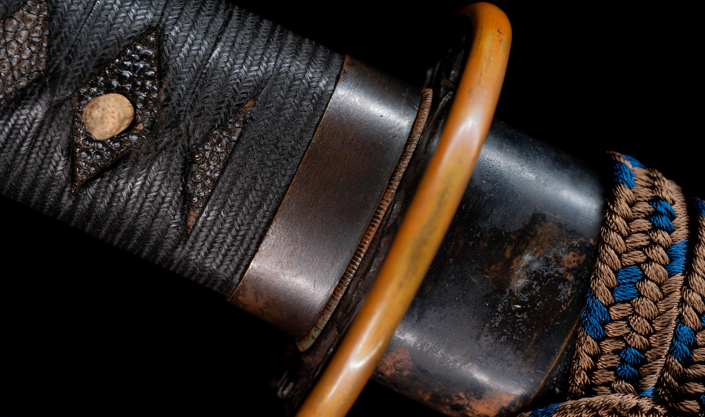 Katana antiguo japonés de la época Muromachi con nakago suriage, saya con laca ishime y kojiri de cuerno calado tipo inome