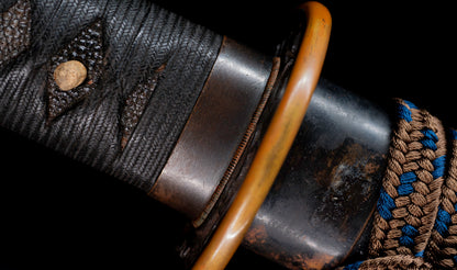 Katana antiguo japonés de la época Muromachi con nakago suriage, saya con laca ishime y kojiri de cuerno calado tipo inome