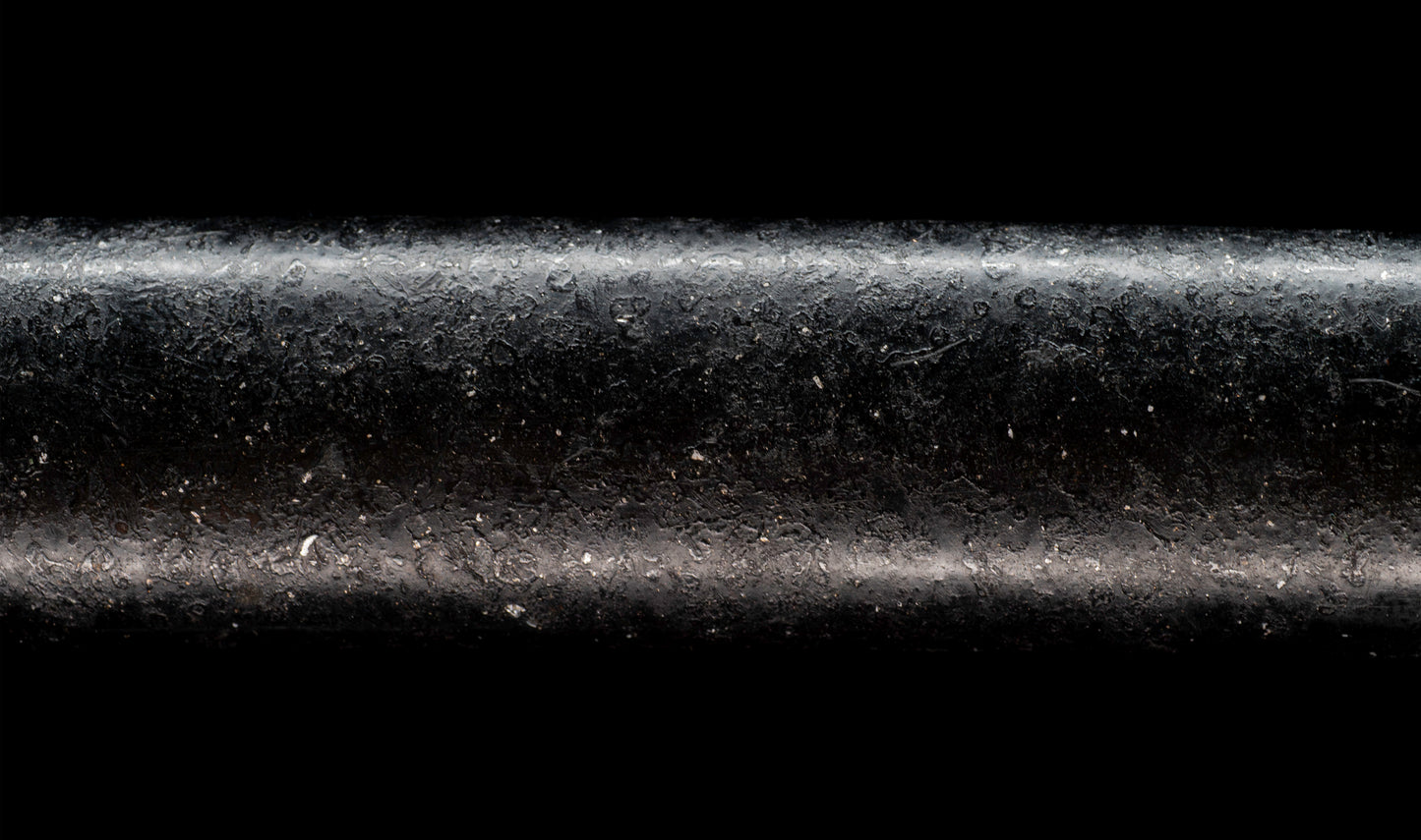 Katana antiguo japonés de la época Muromachi con nakago suriage, saya con laca ishime y kojiri de cuerno calado tipo inome