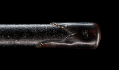 Katana antiguo japonés de la época Muromachi con nakago suriage, saya con laca ishime y kojiri de cuerno calado tipo inome
