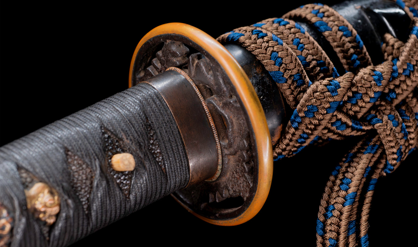 Katana antiguo japonés de la época Muromachi con nakago suriage, saya con laca ishime y kojiri de cuerno calado tipo inome
