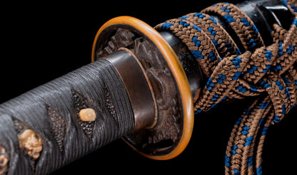 Katana antiguo japonés de la época Muromachi con nakago suriage, saya con laca ishime y kojiri de cuerno calado tipo inome