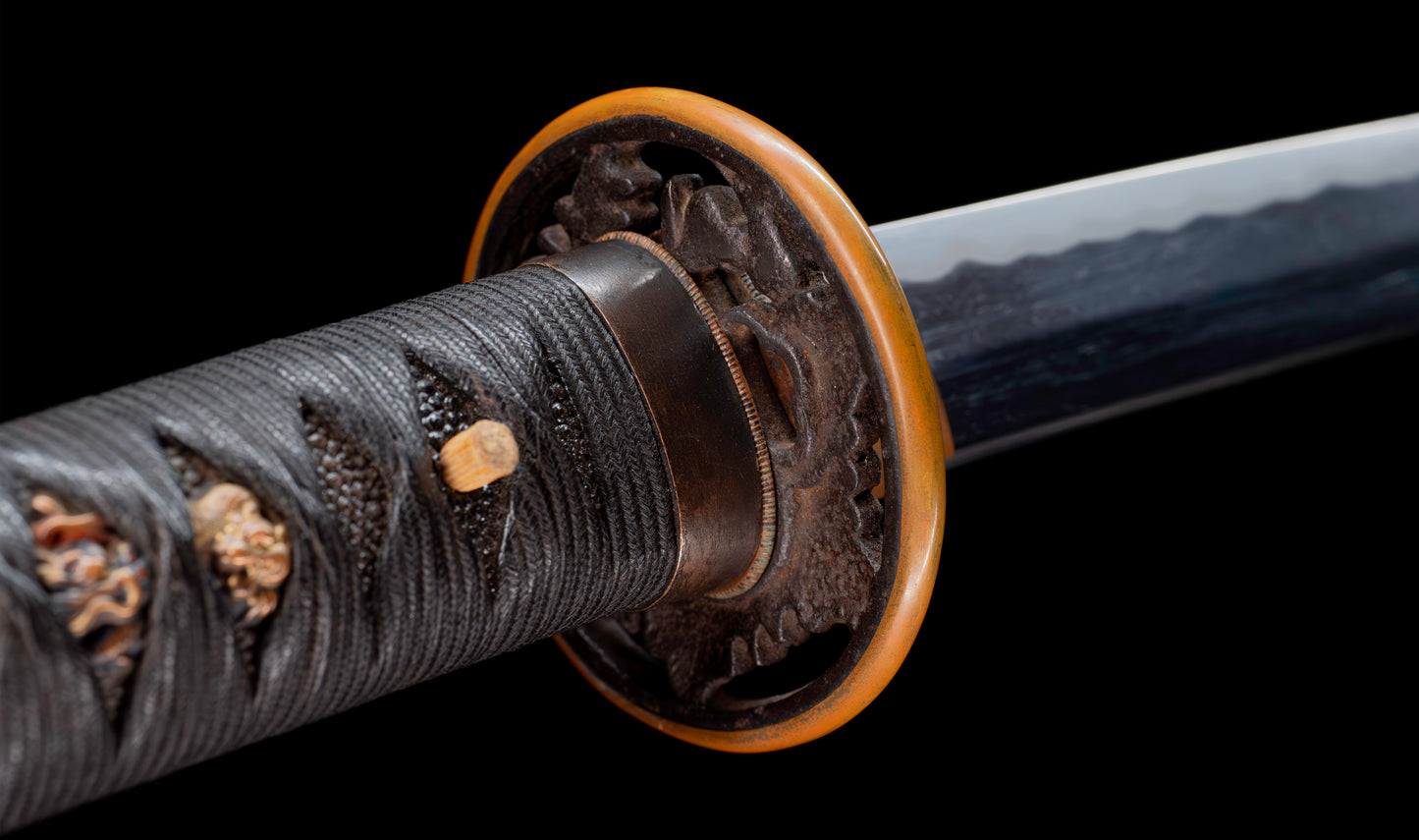 Katana antiguo japonés de la época Muromachi con nakago suriage, saya con laca ishime y kojiri de cuerno calado tipo inome