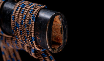Katana antiguo japonés de la época Muromachi con nakago suriage, saya con laca ishime y kojiri de cuerno calado tipo inome