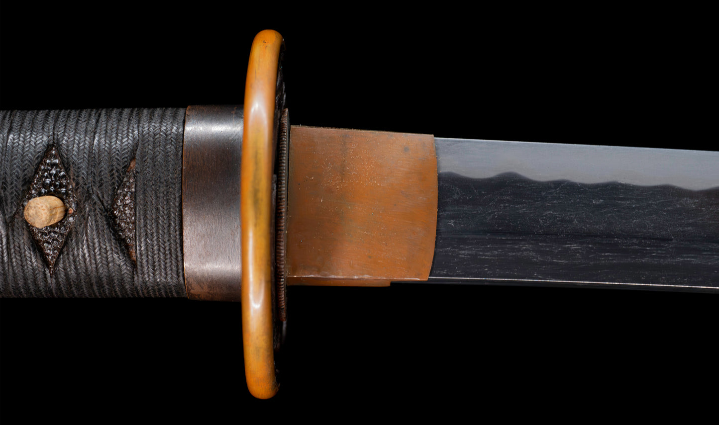 Katana antiguo japonés de la época Muromachi con nakago suriage, saya con laca ishime y kojiri de cuerno calado tipo inome