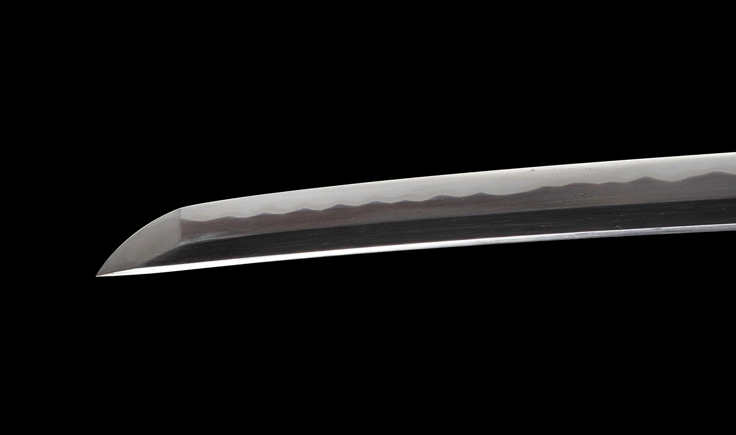 Katana antiguo japonés de la época Muromachi con nakago suriage, saya con laca ishime y kojiri de cuerno calado tipo inome