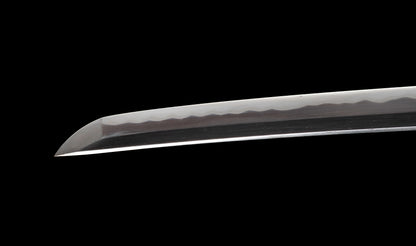 Katana antiguo japonés de la época Muromachi con nakago suriage, saya con laca ishime y kojiri de cuerno calado tipo inome