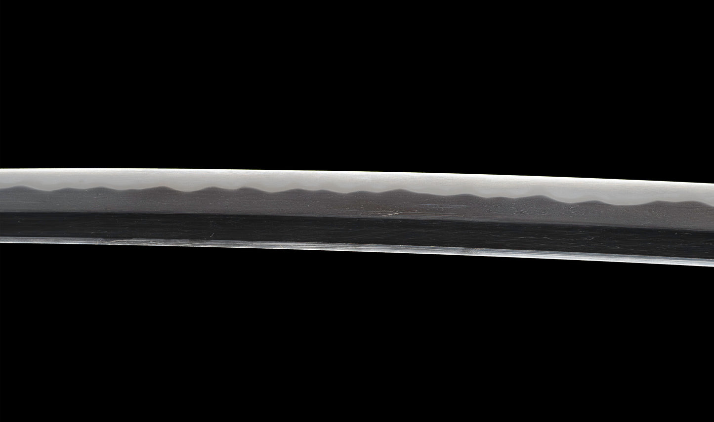 Katana antiguo japonés de la época Muromachi con nakago suriage, saya con laca ishime y kojiri de cuerno calado tipo inome