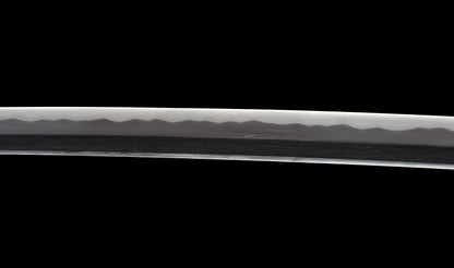 Katana antiguo japonés de la época Muromachi con nakago suriage, saya con laca ishime y kojiri de cuerno calado tipo inome