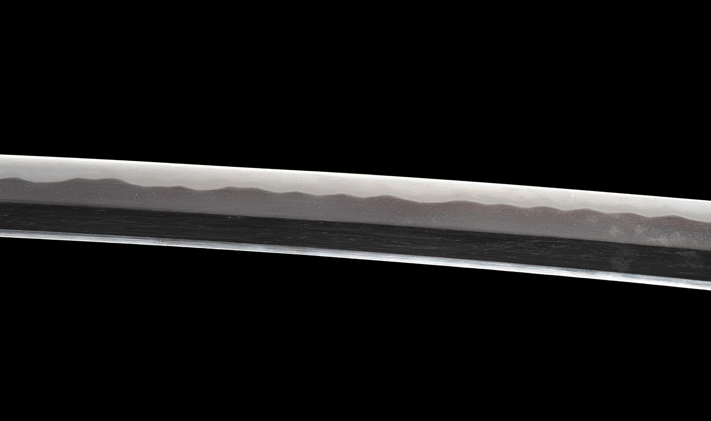 Katana antiguo japonés de la época Muromachi con nakago suriage, saya con laca ishime y kojiri de cuerno calado tipo inome