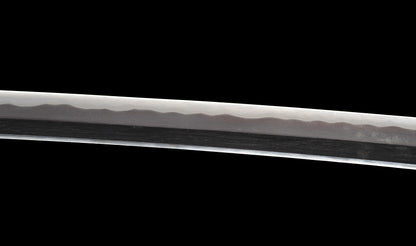 Katana antiguo japonés de la época Muromachi con nakago suriage, saya con laca ishime y kojiri de cuerno calado tipo inome