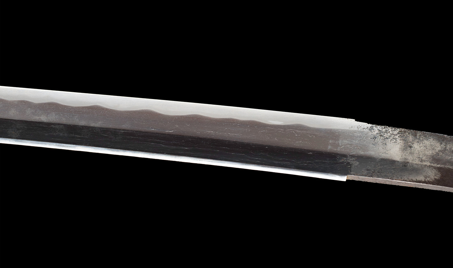 Katana antiguo japonés de la época Muromachi con nakago suriage, saya con laca ishime y kojiri de cuerno calado tipo inome
