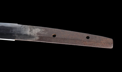 Katana antiguo japonés de la época Muromachi con nakago suriage, saya con laca ishime y kojiri de cuerno calado tipo inome