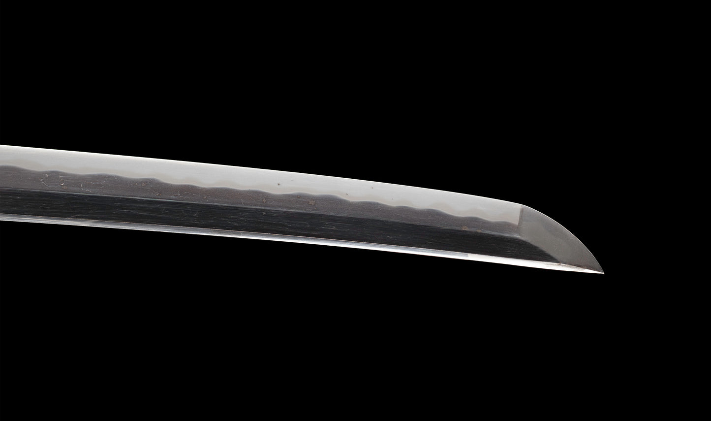 Katana antiguo japonés de la época Muromachi con nakago suriage, saya con laca ishime y kojiri de cuerno calado tipo inome