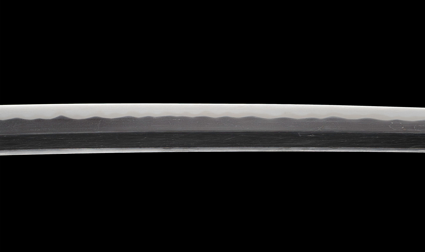 Katana antiguo japonés de la época Muromachi con nakago suriage, saya con laca ishime y kojiri de cuerno calado tipo inome