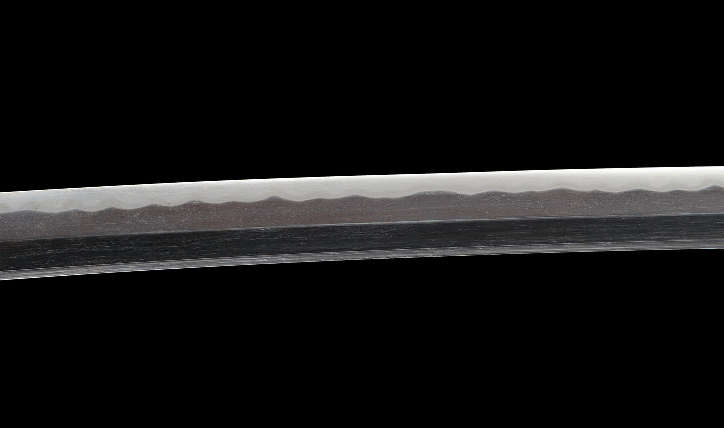 Katana antiguo japonés de la época Muromachi con nakago suriage, saya con laca ishime y kojiri de cuerno calado tipo inome