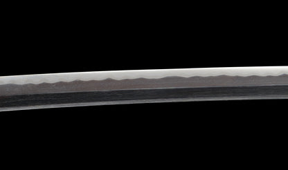 Katana antiguo japonés de la época Muromachi con nakago suriage, saya con laca ishime y kojiri de cuerno calado tipo inome