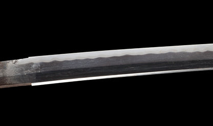 Katana antiguo japonés de la época Muromachi con nakago suriage, saya con laca ishime y kojiri de cuerno calado tipo inome