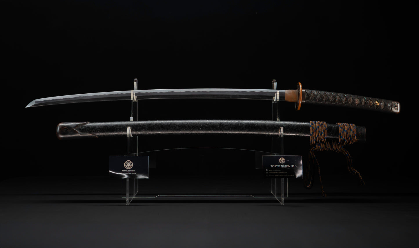 Katana antiguo japonés de la época Muromachi con nakago suriage, saya con laca ishime y kojiri de cuerno calado tipo inome