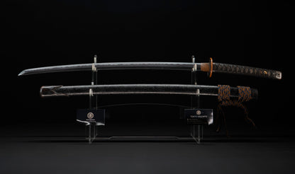 Katana antiguo japonés de la época Muromachi con nakago suriage, saya con laca ishime y kojiri de cuerno calado tipo inome