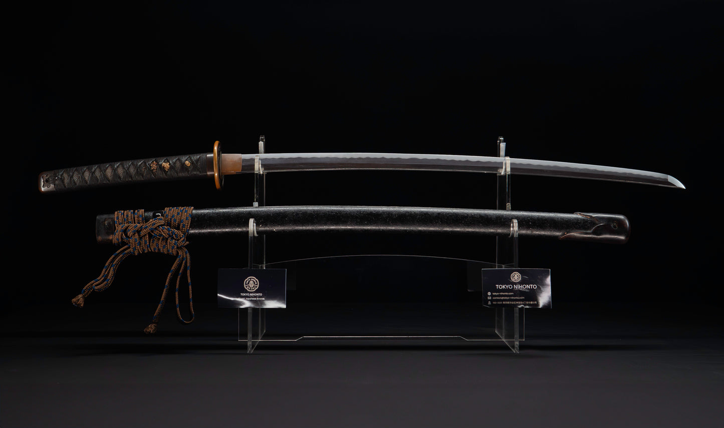 Katana antiguo japonés de la época Muromachi con nakago suriage, saya con laca ishime y kojiri de cuerno calado tipo inome