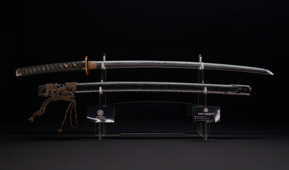 Katana antiguo japonés de la época Muromachi con nakago suriage, saya con laca ishime y kojiri de cuerno calado tipo inome