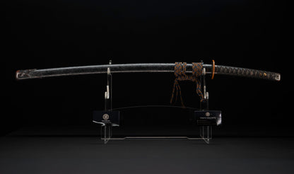 Katana antiguo japonés de la época Muromachi con nakago suriage, saya con laca ishime y kojiri de cuerno calado tipo inome