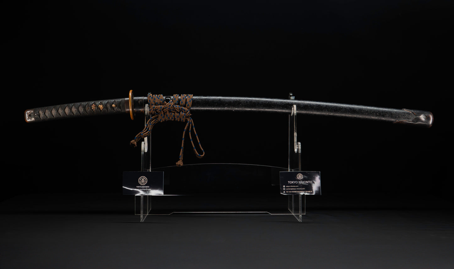 Katana antiguo japonés de la época Muromachi con nakago suriage, saya con laca ishime y kojiri de cuerno calado tipo inome