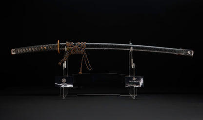 Katana antiguo japonés de la época Muromachi con nakago suriage, saya con laca ishime y kojiri de cuerno calado tipo inome