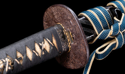 Katana ancien japonais avec hamon gunome large, tobiyaki et saya en laque à rayures diagonales — Shintō de l'époque Edo