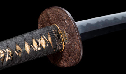 Katana ancien japonais avec hamon gunome large, tobiyaki et saya en laque à rayures diagonales — Shintō de l'époque Edo