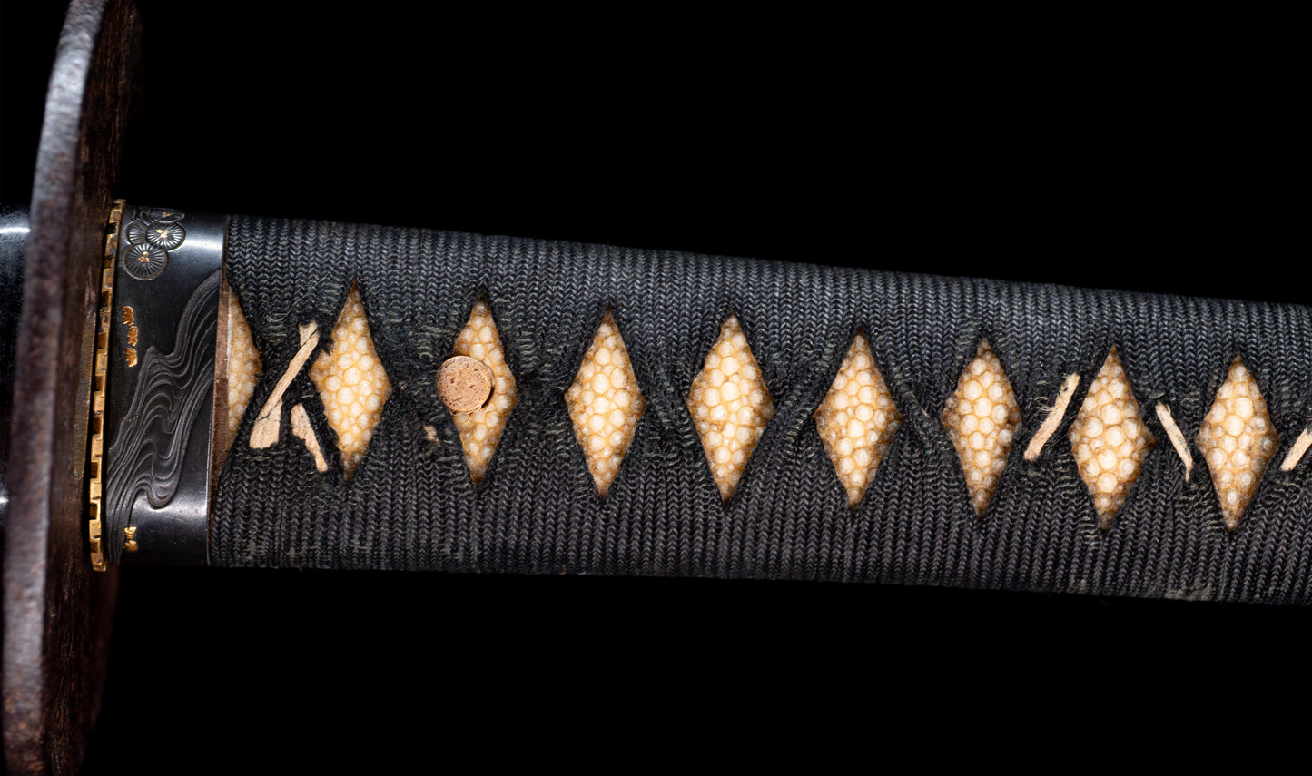 Katana ancien japonais avec hamon gunome large, tobiyaki et saya en laque à rayures diagonales — Shintō de l'époque Edo