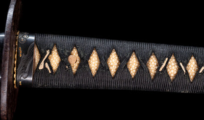 Katana ancien japonais avec hamon gunome large, tobiyaki et saya en laque à rayures diagonales — Shintō de l'époque Edo