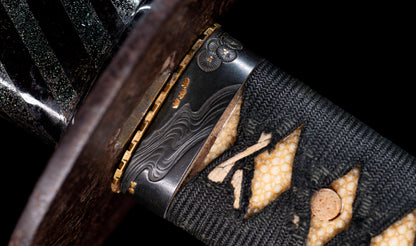Katana ancien japonais avec hamon gunome large, tobiyaki et saya en laque à rayures diagonales — Shintō de l'époque Edo