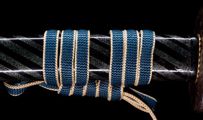 Katana ancien japonais avec hamon gunome large, tobiyaki et saya en laque à rayures diagonales — Shintō de l'époque Edo
