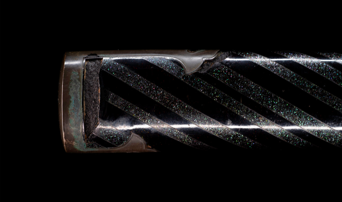 Katana ancien japonais avec hamon gunome large, tobiyaki et saya en laque à rayures diagonales — Shintō de l'époque Edo