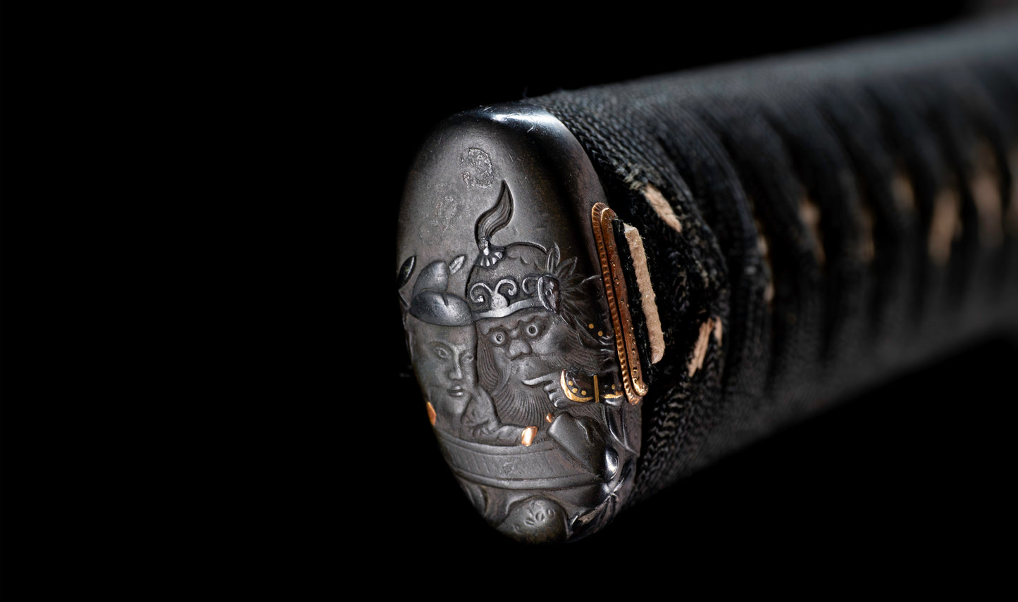 Katana ancien japonais avec hamon gunome large, tobiyaki et saya en laque à rayures diagonales — Shintō de l'époque Edo