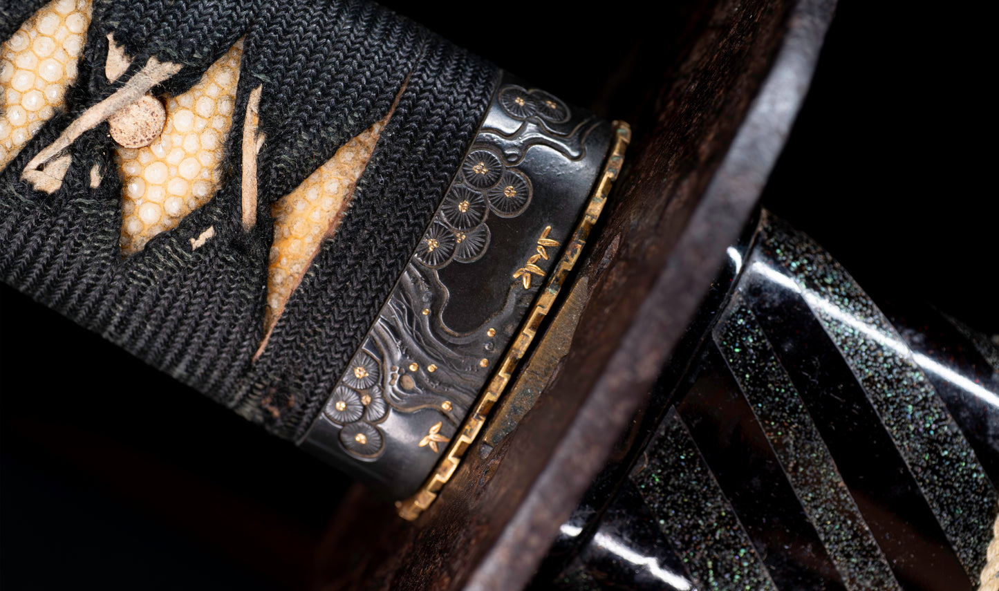 Katana ancien japonais avec hamon gunome large, tobiyaki et saya en laque à rayures diagonales — Shintō de l'époque Edo