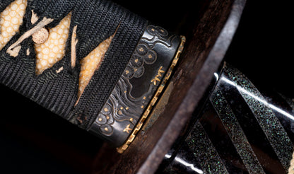 Katana ancien japonais avec hamon gunome large, tobiyaki et saya en laque à rayures diagonales — Shintō de l'époque Edo