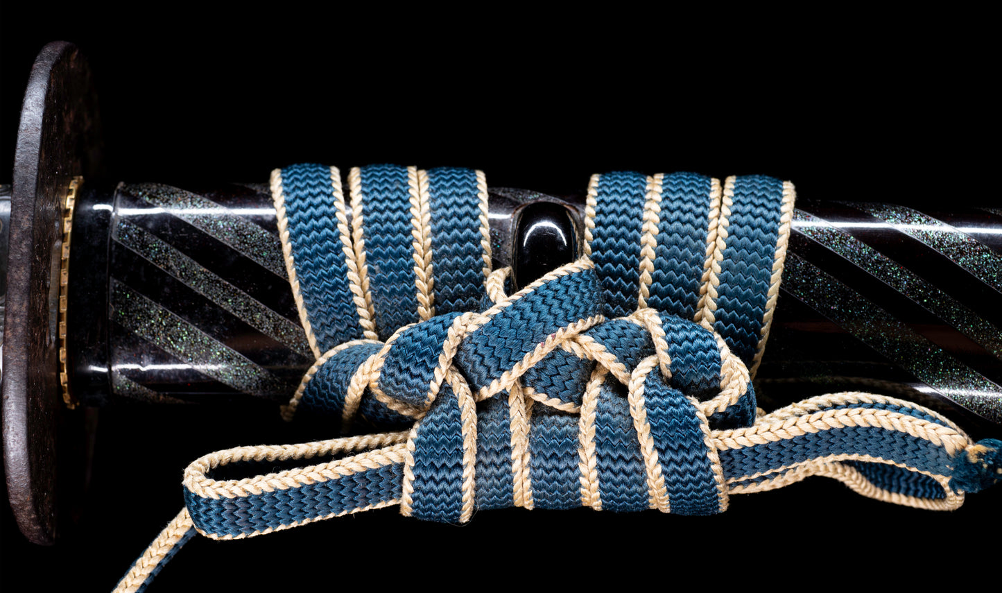 Katana ancien japonais avec hamon gunome large, tobiyaki et saya en laque à rayures diagonales — Shintō de l'époque Edo