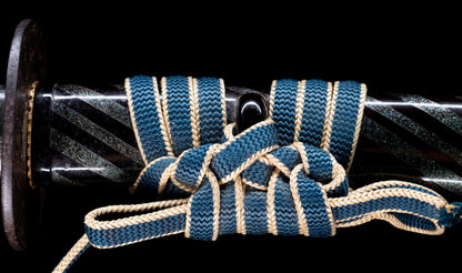 Katana ancien japonais avec hamon gunome large, tobiyaki et saya en laque à rayures diagonales — Shintō de l'époque Edo