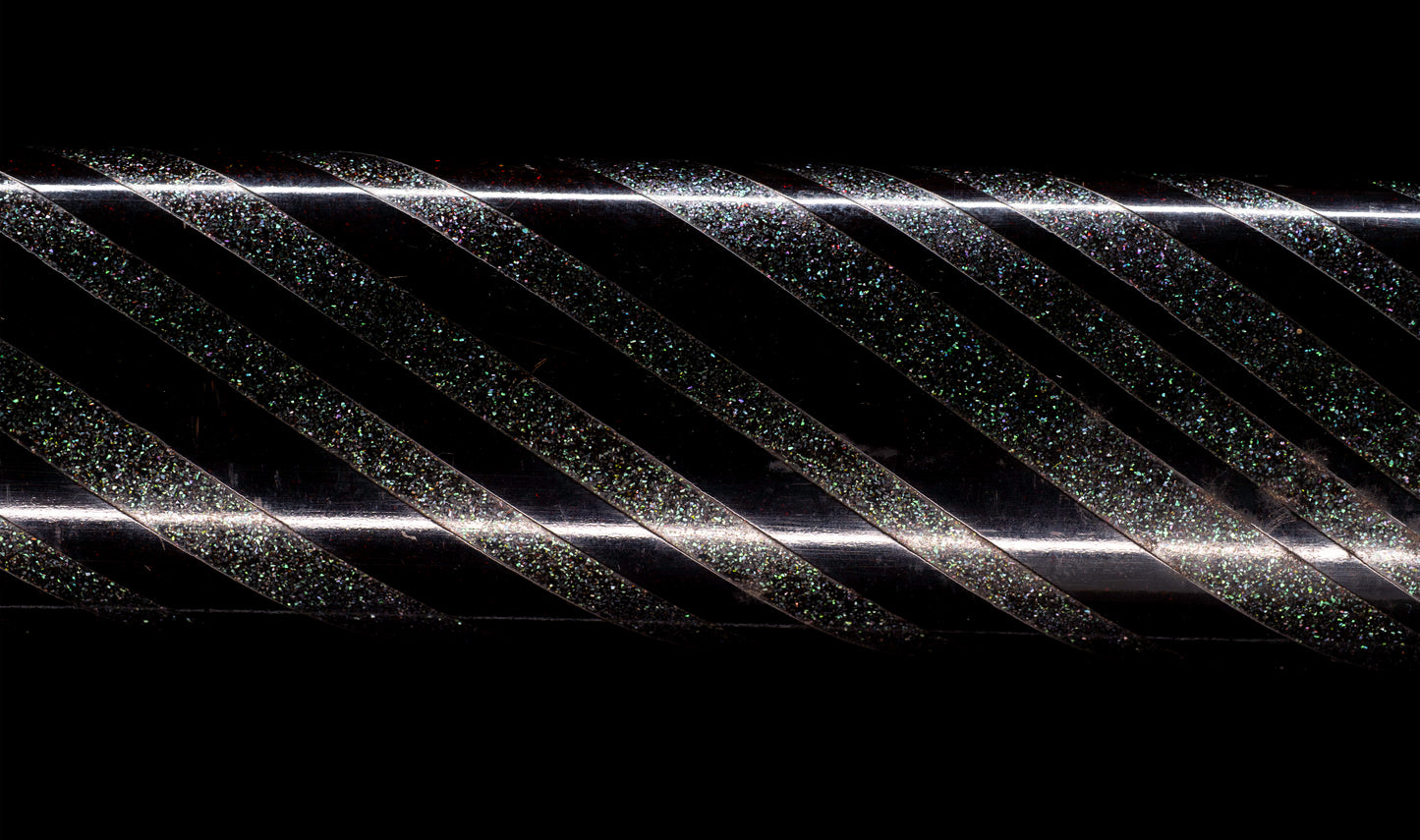 Katana ancien japonais avec hamon gunome large, tobiyaki et saya en laque à rayures diagonales — Shintō de l'époque Edo