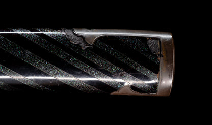 Katana ancien japonais avec hamon gunome large, tobiyaki et saya en laque à rayures diagonales — Shintō de l'époque Edo